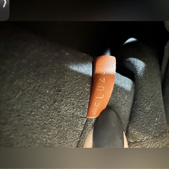 Louis Vuitton V tote Shoulder Bag - Picture 8 of 8